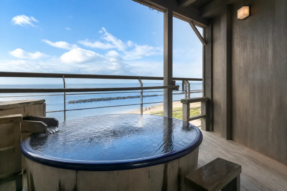 大観荘せなみの湯の大観にある源泉かけ流し露天風呂
