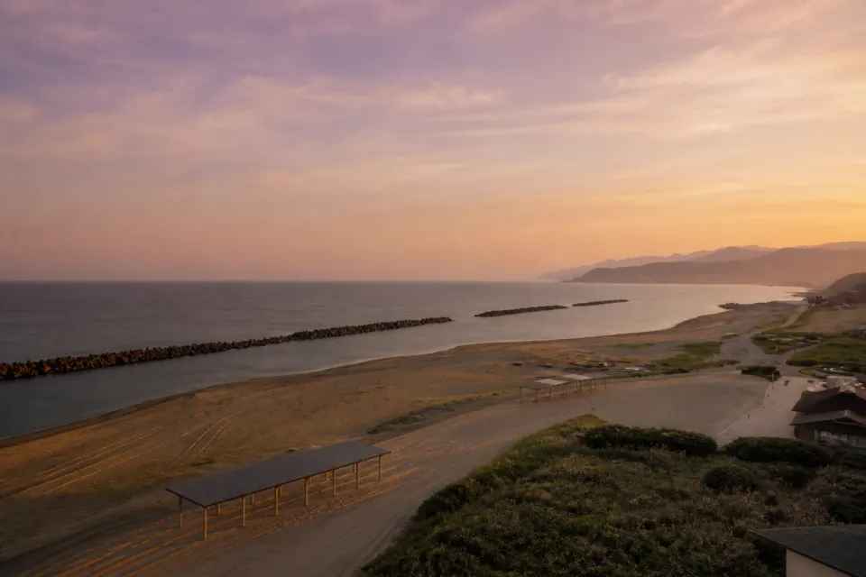 大観荘せなみの湯の館内から望む夕暮れの瀬波海岸