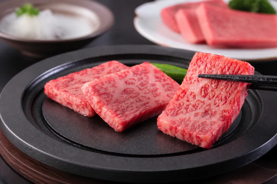 大観荘せなみの湯の鉄板で焼く村上牛