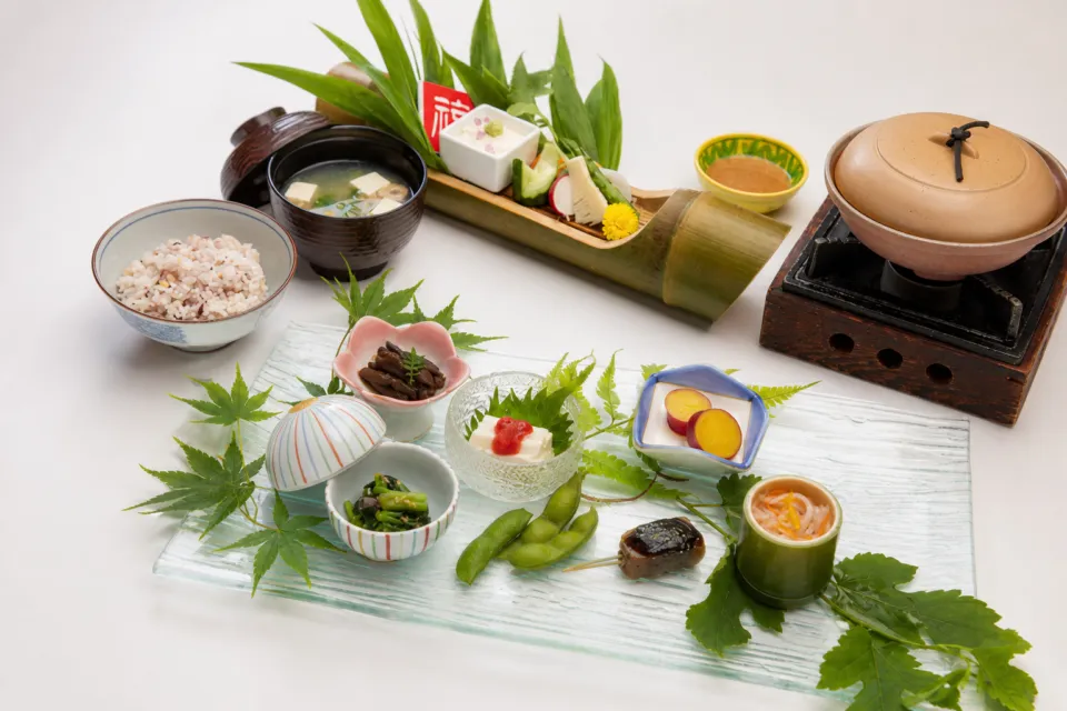 宝家の季節の食材を盛り込んだ会席料理