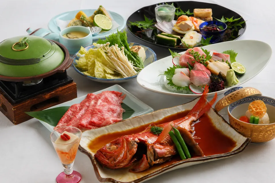 宝家の金目鯛の煮付けと刺身を囲む会席料理