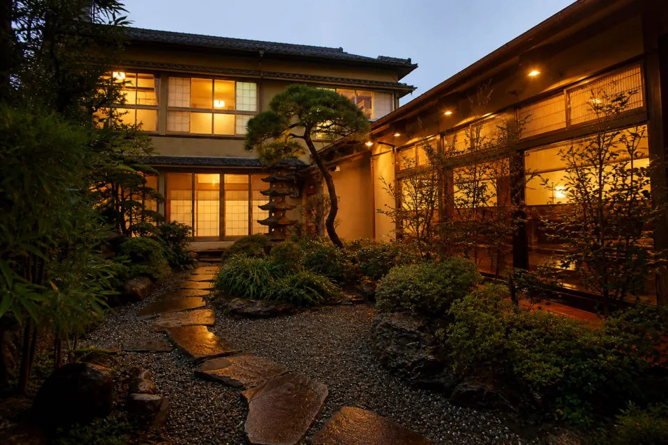 宝家の建物に囲まれた庭