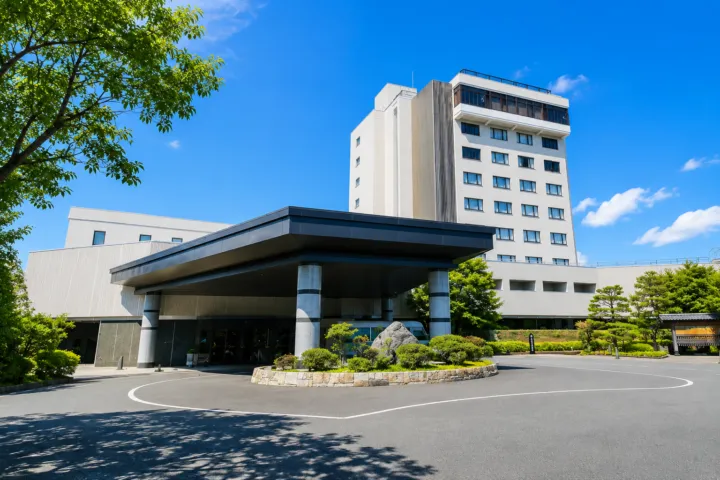高山グリーンホテルの正面外観