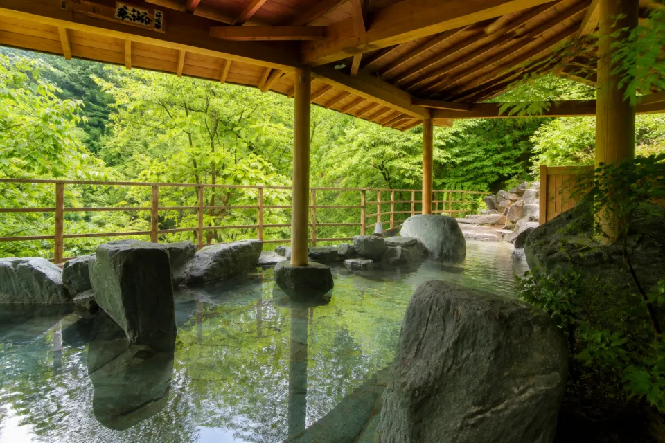 匠のこころ 吉川屋の木々に囲まれた露天風呂