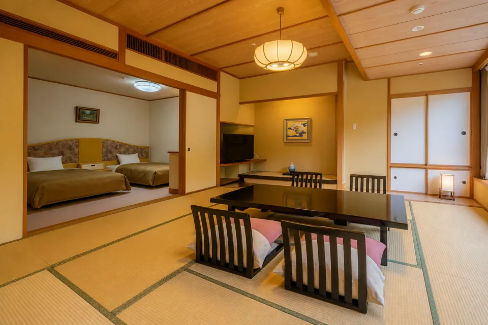匠のこころ 吉川屋の和室とベッド空間が続く和室12畳