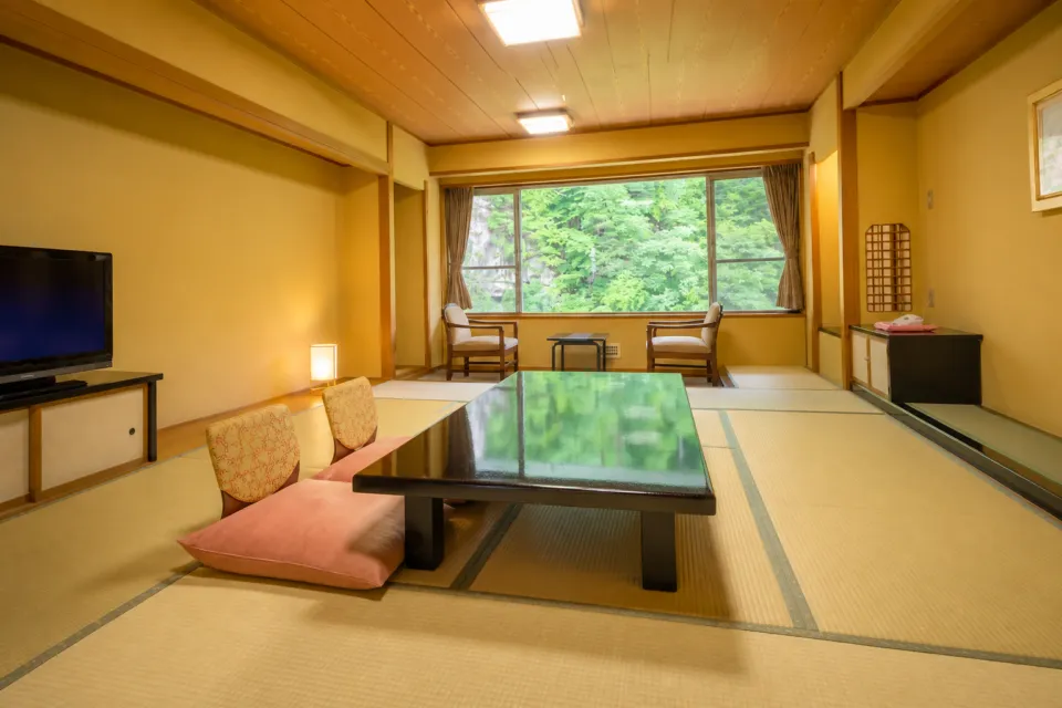 匠のこころ 吉川屋の片倉山を望む露天風呂付客室