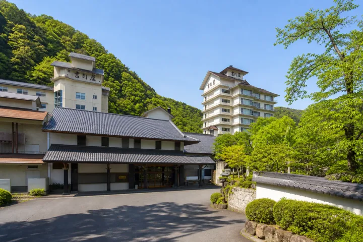匠のこころ 吉川屋の緑に囲まれた外観
