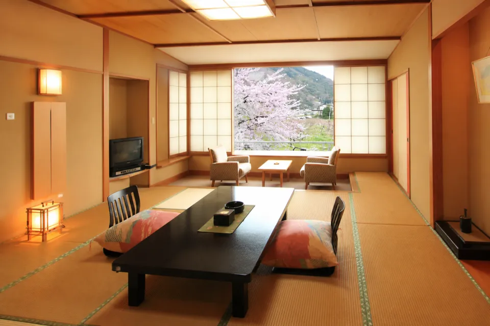 匠のこころ 吉川屋の大きな窓を備えた和室12.5畳