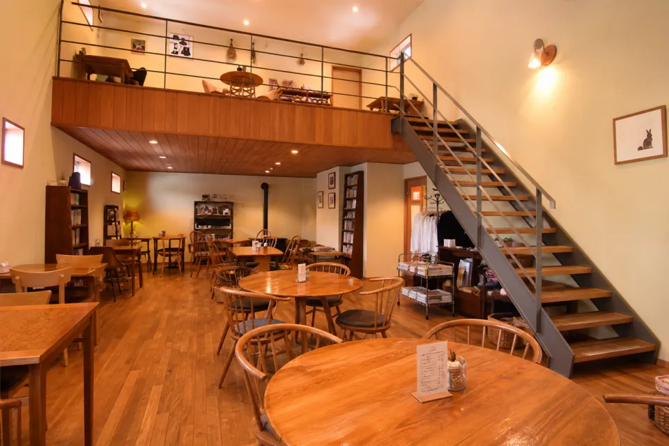 TEA ROOM Yuki Usagiの吹き抜けと階段のある店内