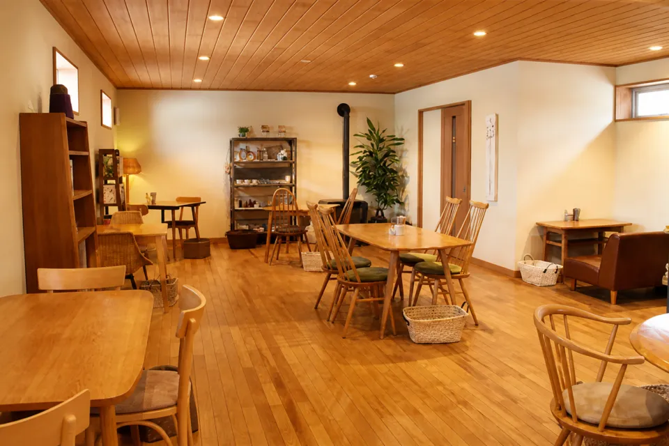 TEA ROOM Yuki Usagiの店内のテーブル席