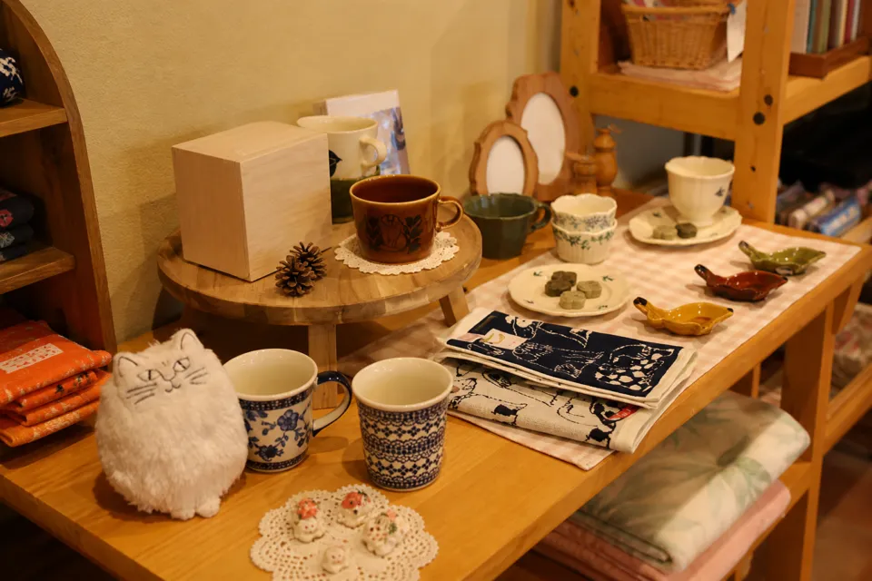 TEA ROOM Yuki Usagiのカップと雑貨のディスプレイ