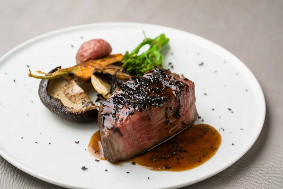 THE FUJIYA GOHONJINのソースを添えた牛肉料理