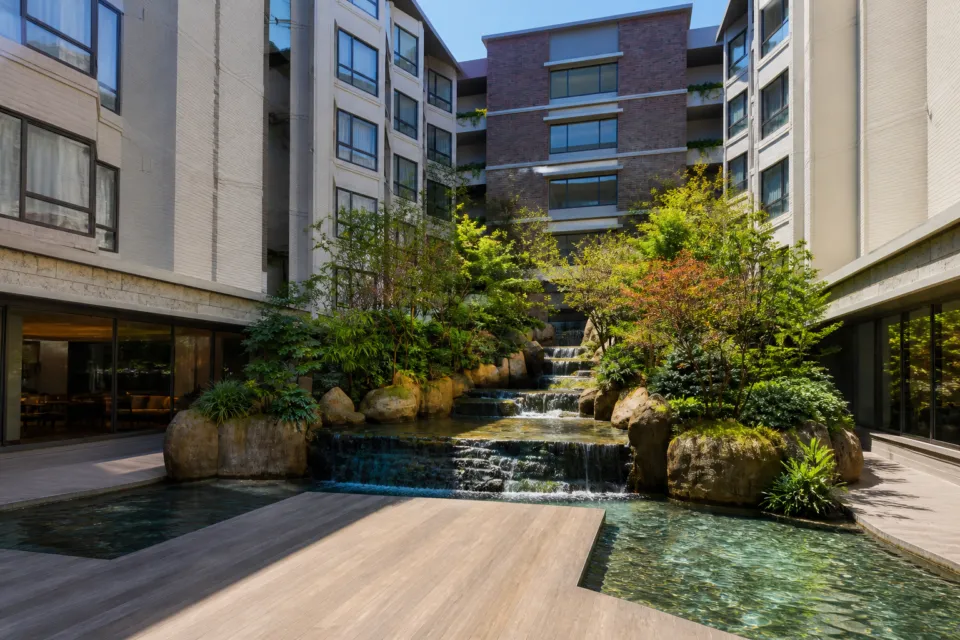 THE HOTEL SANRAKU KANAZAWAの滝を配した中庭