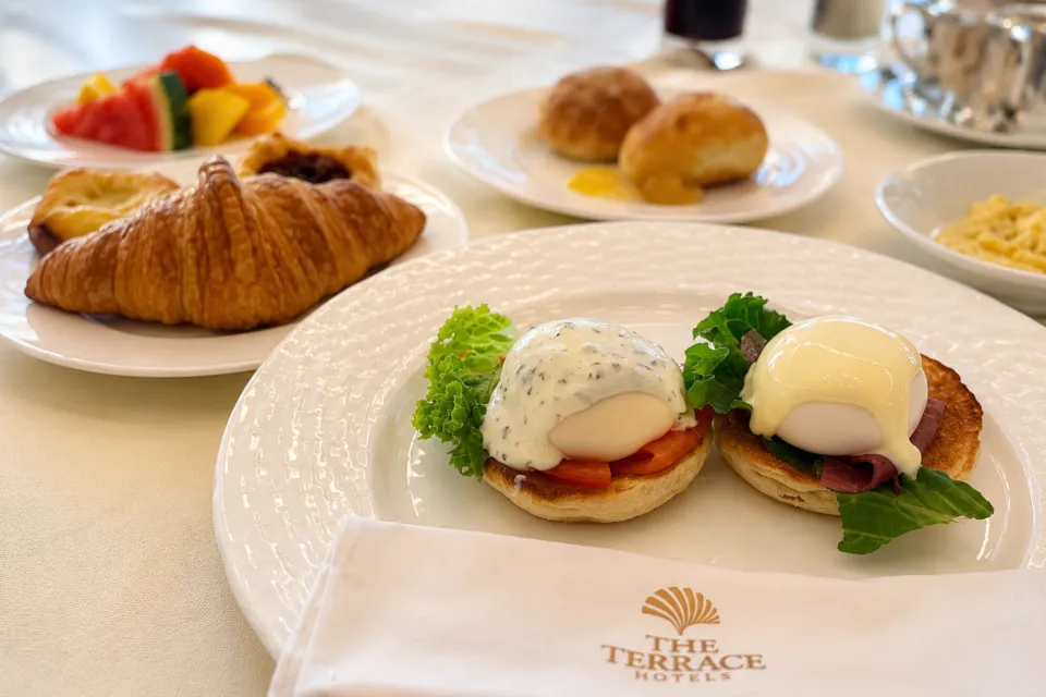 ザ・ナハテラスの卵料理とパンを盛り付けた朝食
