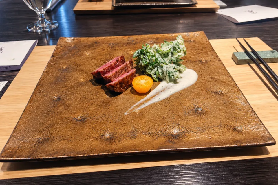 THE SHINRA 森羅の赤身肉と青菜を盛り付けた一皿