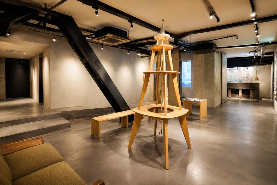 THE TOWER HOTEL NAGOYAの鉄骨と木製アート作品のある館内