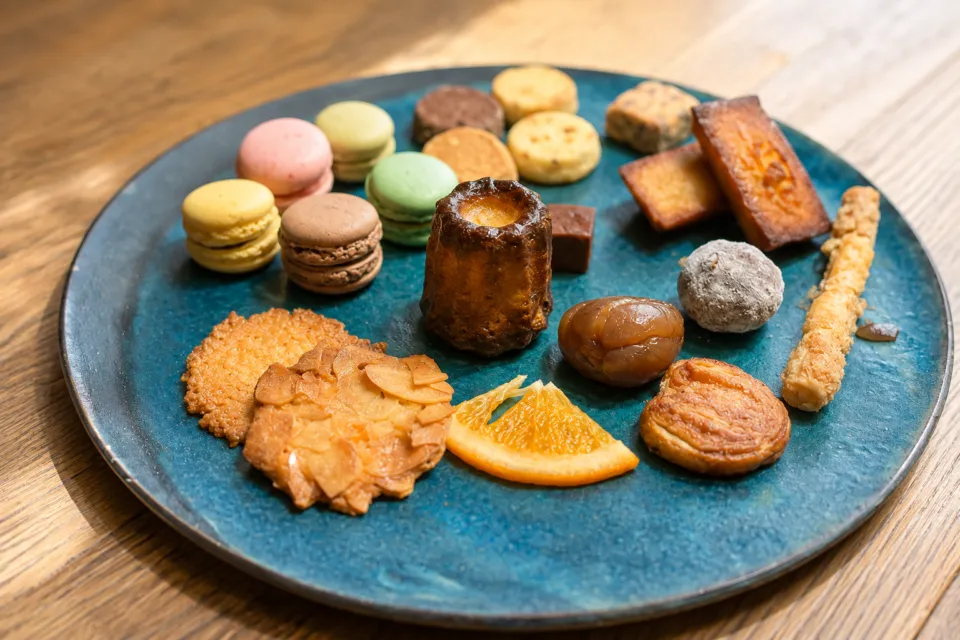 THE TOWER HOTEL NAGOYAの青い皿に盛られた焼き菓子