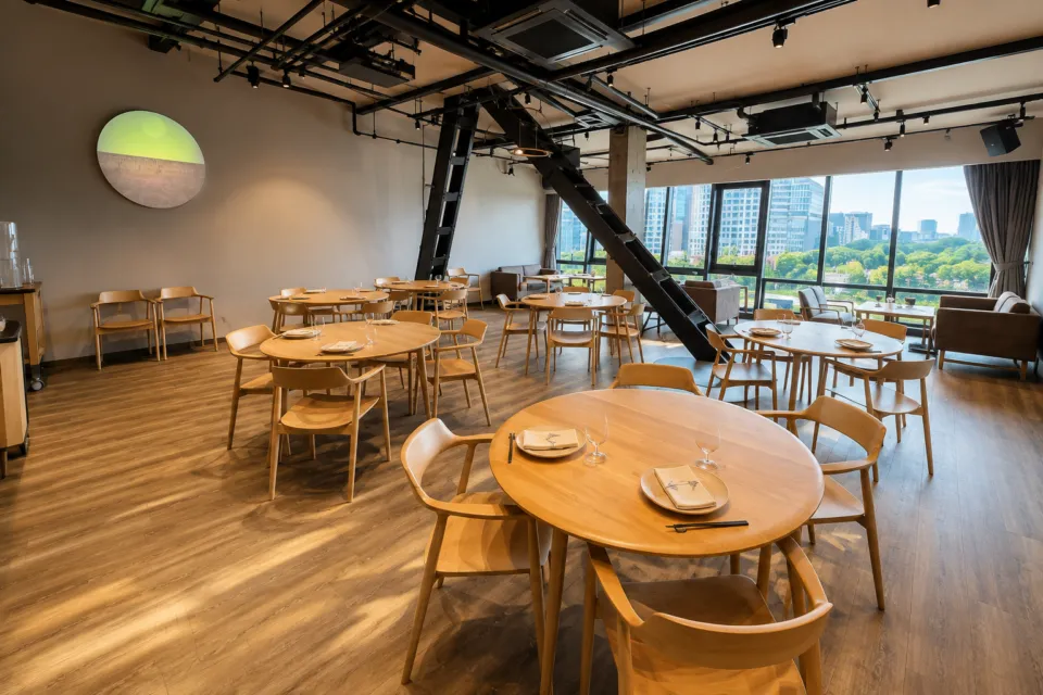 THE TOWER HOTEL NAGOYAの塔の鉄骨が通るレストラン店内