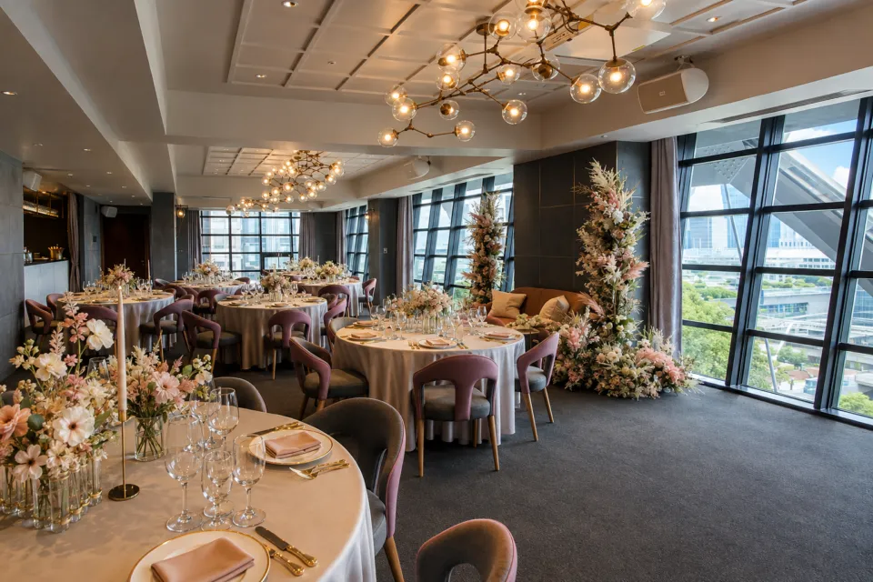 THE TOWER HOTEL NAGOYAの花で装飾されたダイニング会場
