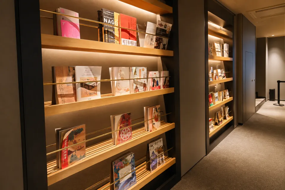 THE TOWER HOTEL NAGOYAの書籍を並べた館内の書棚