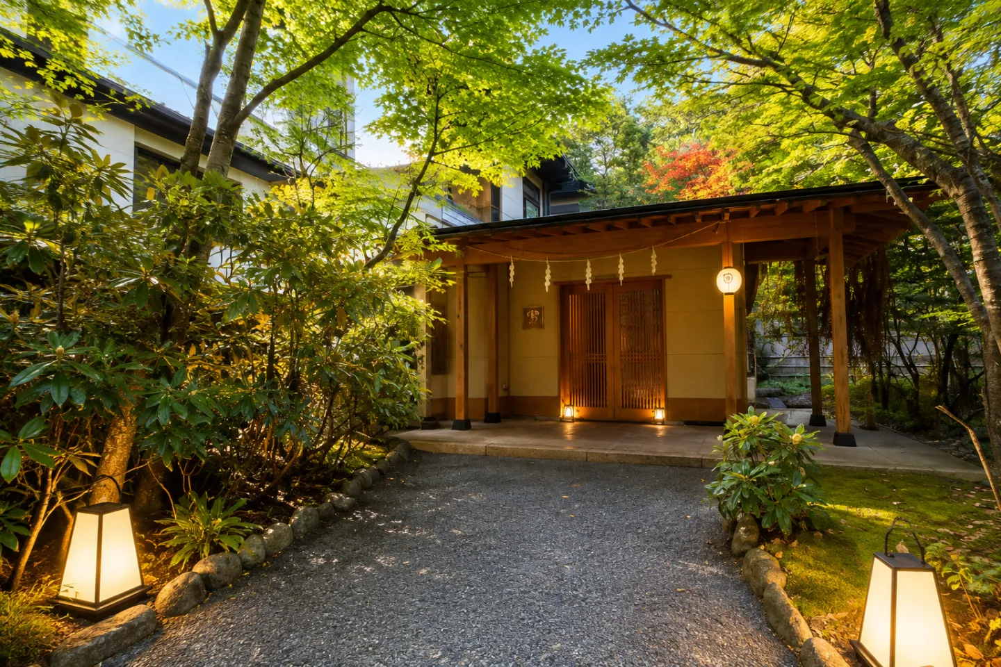 扉温泉 明神館の木立に囲まれた正面入口