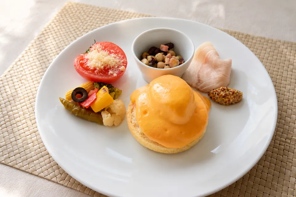 扉温泉 明神館の卵料理と野菜の朝食プレート