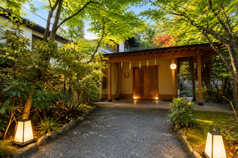 扉温泉 明神館の木立に囲まれた正面入口