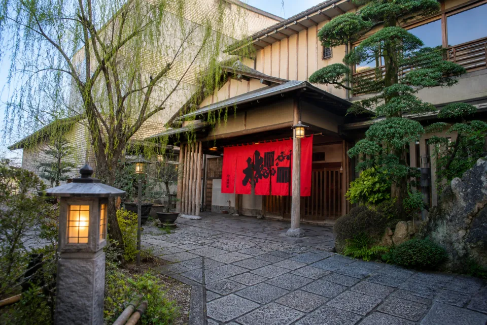 得月楼の玄関外観