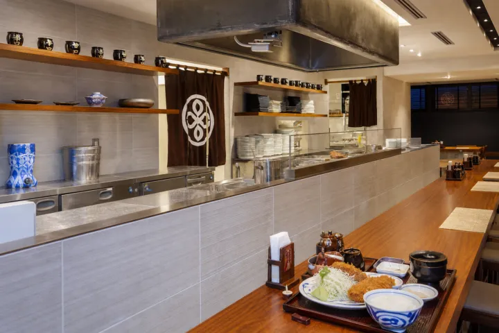とんかつ まい泉 青山本店のオープンキッチンと料理