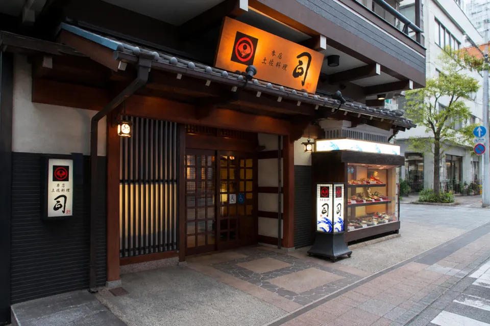 司 高知本店の木格子を備えた正面入口
