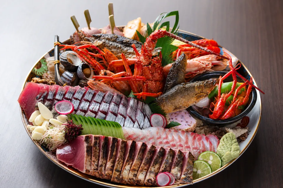 司 高知本店の魚介を盛り込んだ皿鉢料理