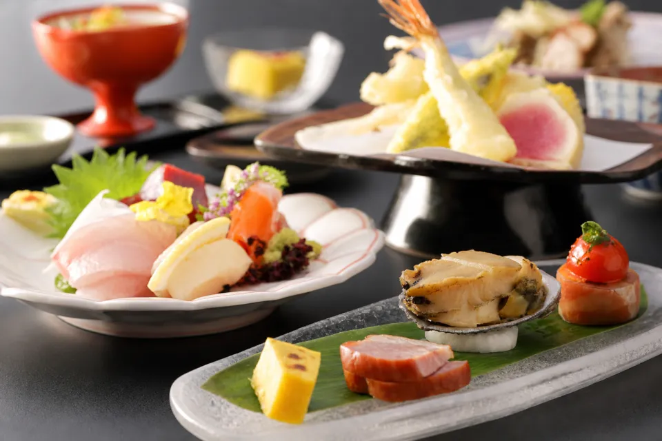 筑波山ホテル青木屋の鮑を中心に盛り付けた料理