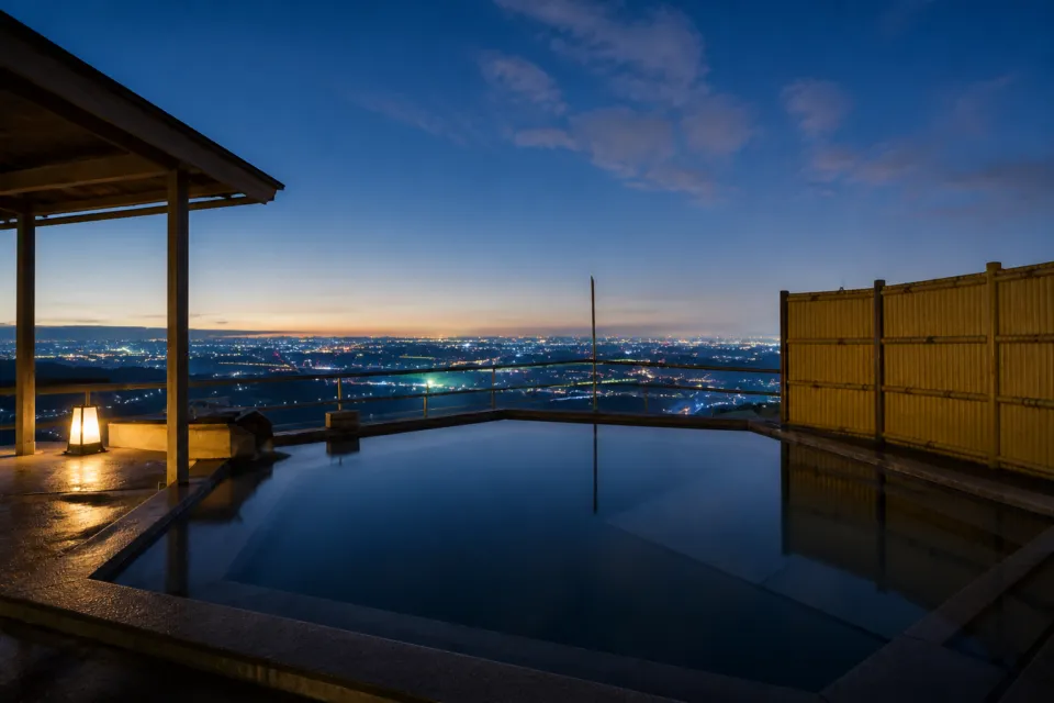 筑波山ホテル青木屋の夜景を望む屋上露天風呂