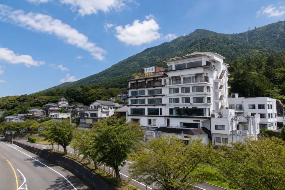 筑波山ホテル青木屋の筑波山を背にした外観