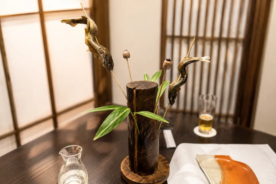 蔦温泉旅館の鮎を飾った食卓