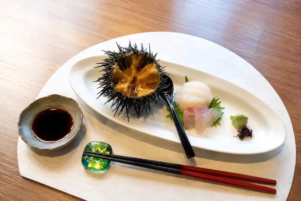 蔦温泉旅館のウニと刺身の一皿