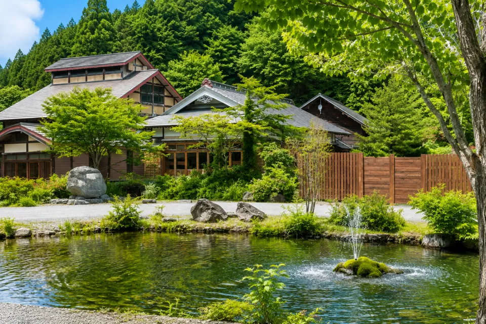 蔦温泉旅館の池に面した外観