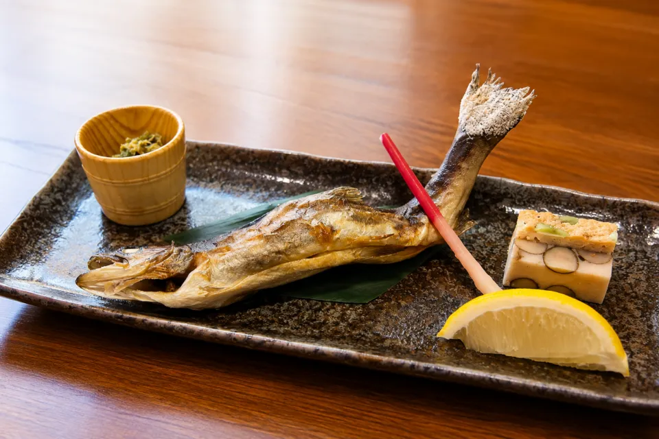 蔦温泉旅館の焼き魚を盛り付けた料理