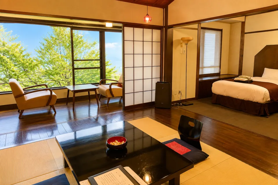 蔦温泉旅館の畳とベッドのある客室