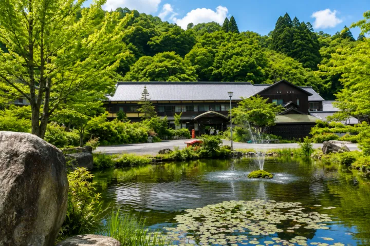 蔦温泉旅館の池越しに望む外観