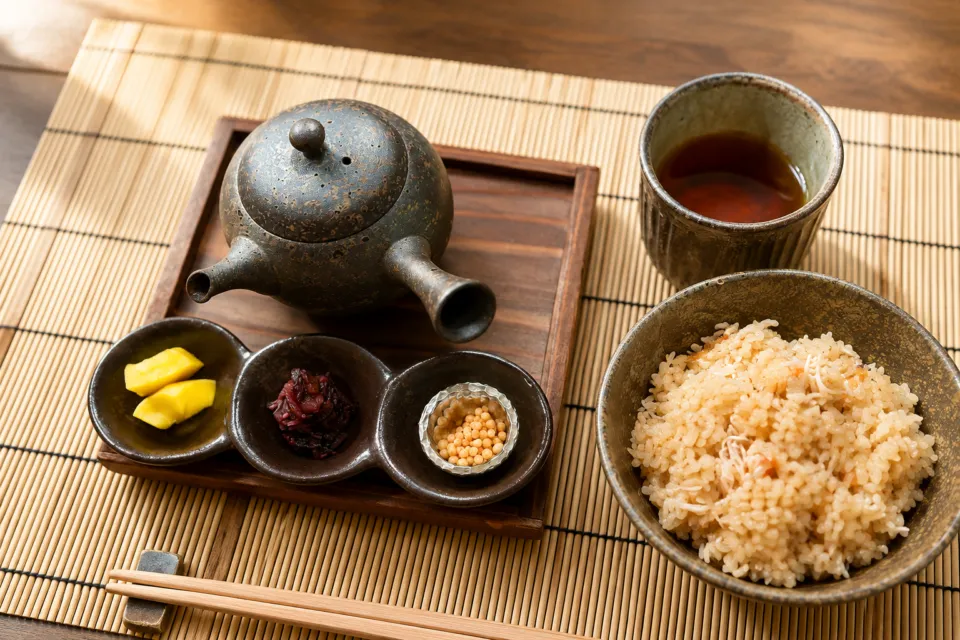 海のしょうげつの炊き込みご飯とお茶