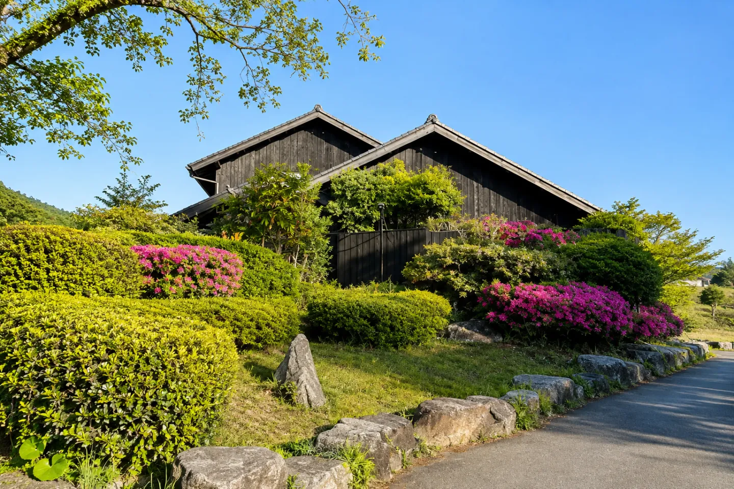 海のしょうげつの庭園と建物外観