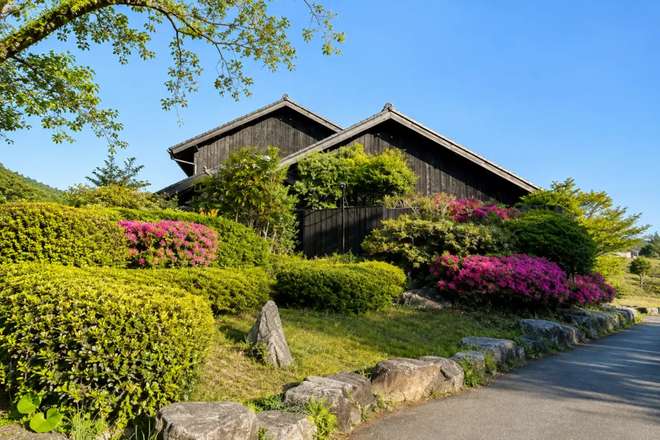 海のしょうげつの庭園と建物外観