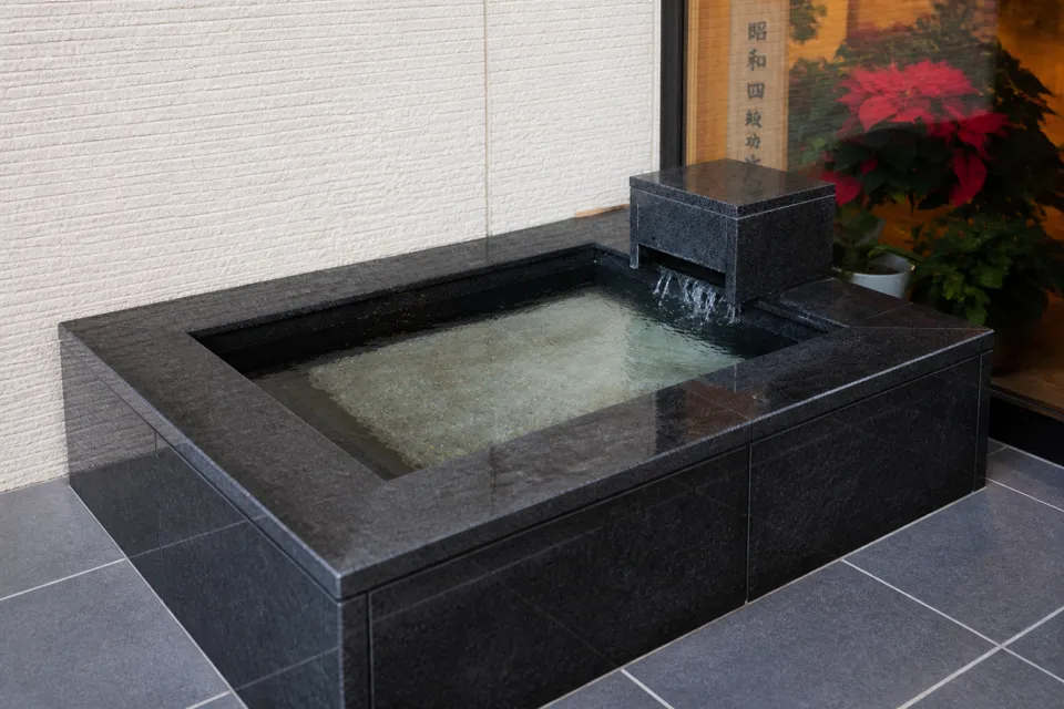 魚登久の今市の水をたたえる水場