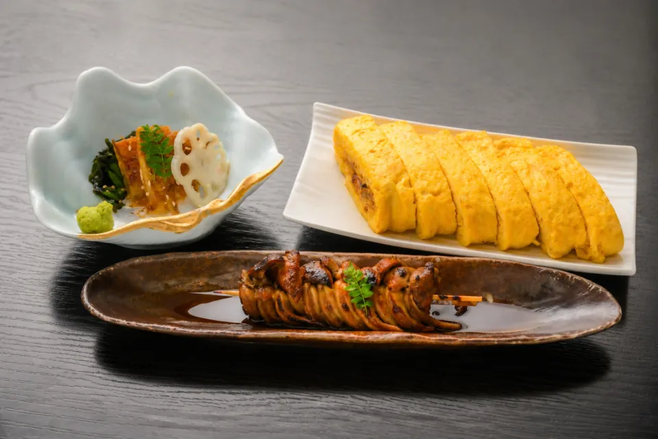 魚登久のだし巻き卵を含む一品料理