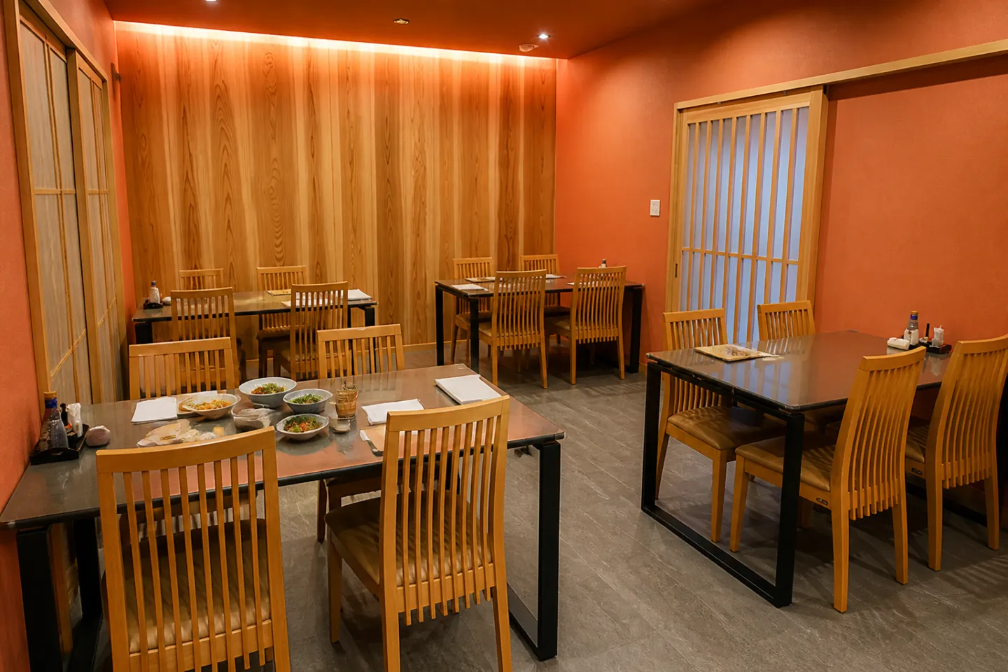 魚登久のテーブル席が並ぶ本館店内