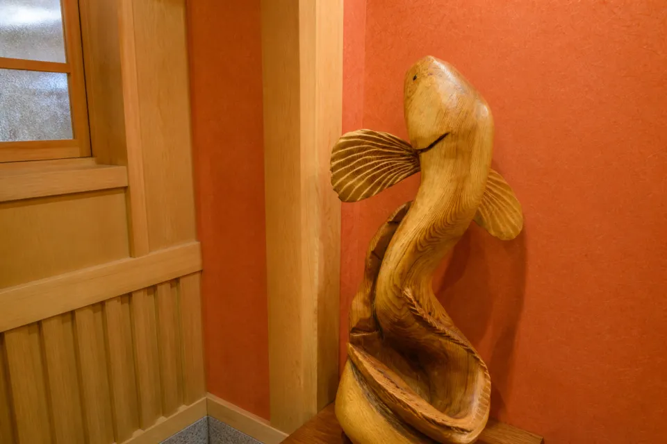魚登久の館内に飾られた木彫りの魚