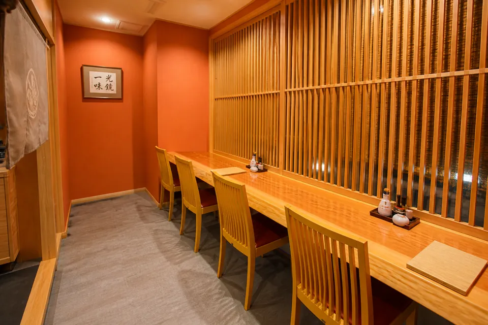 魚登久の本館カウンター席