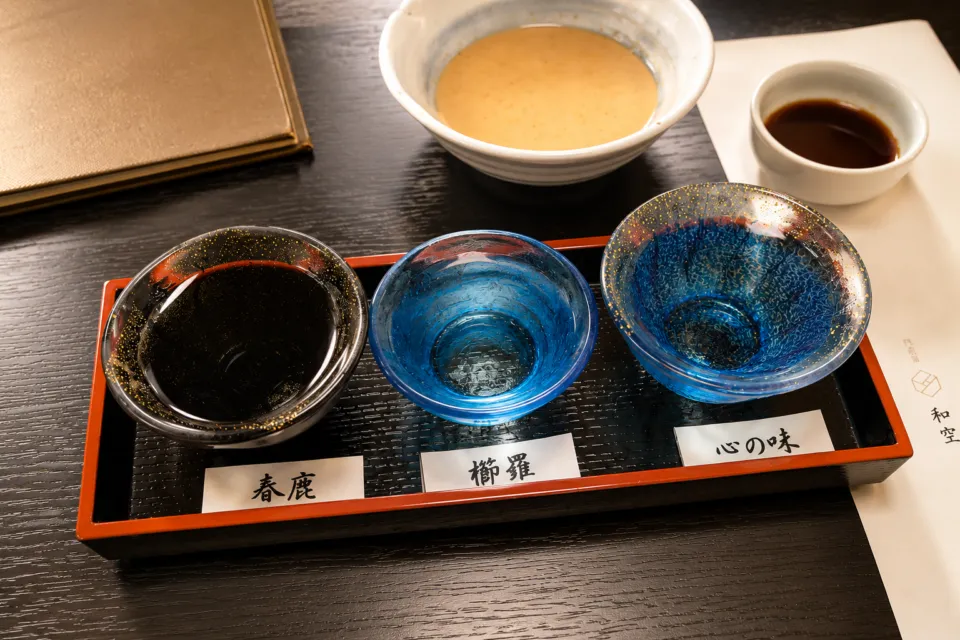 門前宿 和空 法隆寺の色ガラスの小鉢を並べた食事セット