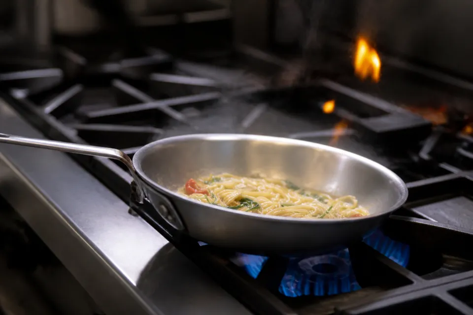 XEX WESTの調理中のパスタ
